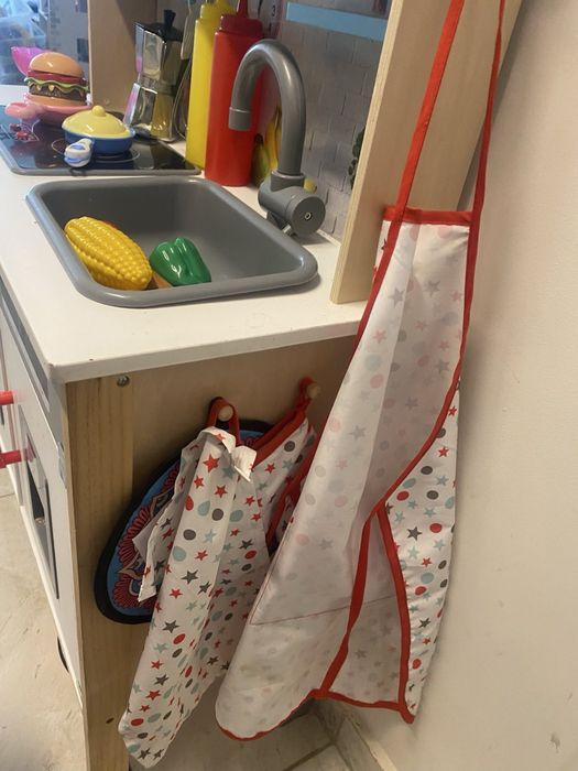 Детска дървена кухня с допълнително включвни аксесоари, престилки и хладилник