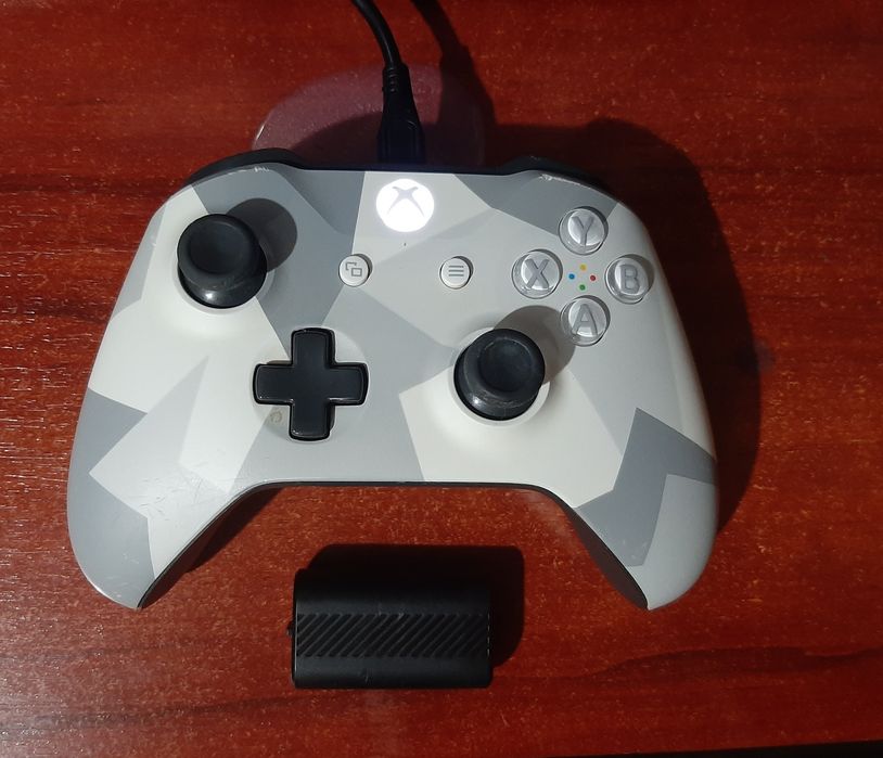 Vând maneta xbox one s x wireless controller winter forces special edition în stare bună
