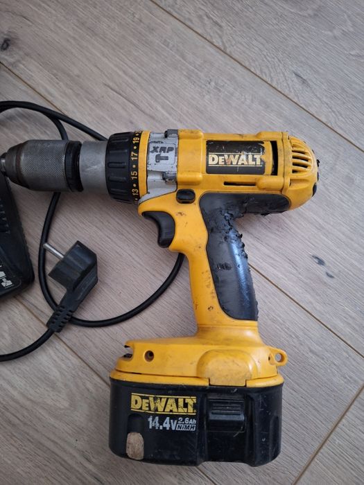 Dewalt комплект винтоверт и ръчен циркуляр  с 2 батерии и зарядно