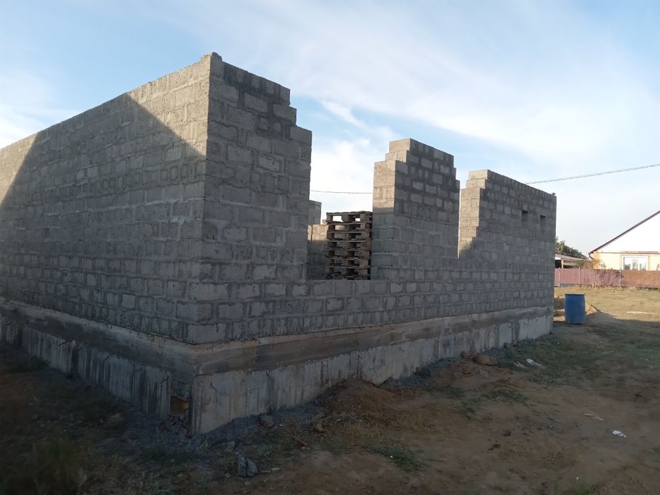 Каменщик кладка кирпича