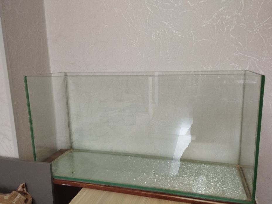 аквариум с инструментами и изолятором