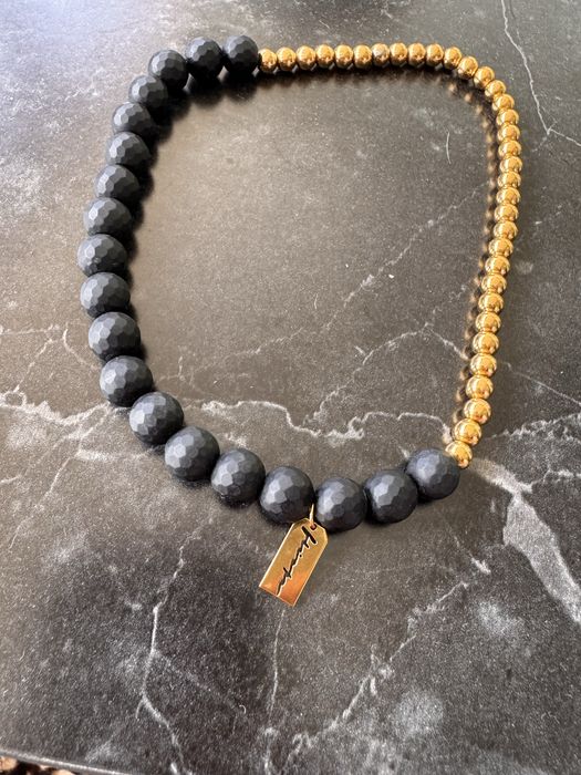 Flicka колие в златно и черно .