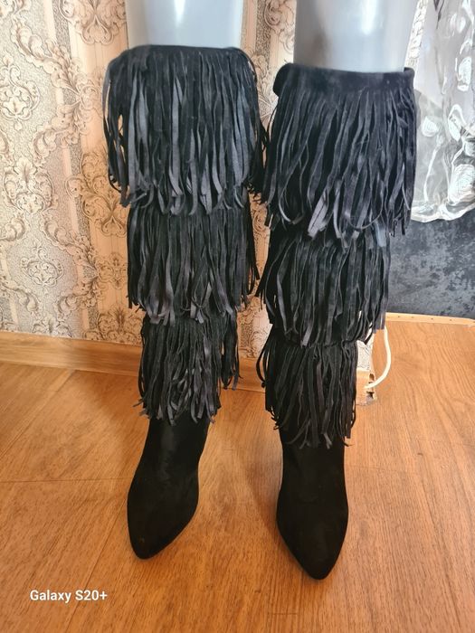 Велурени ботуши с ток