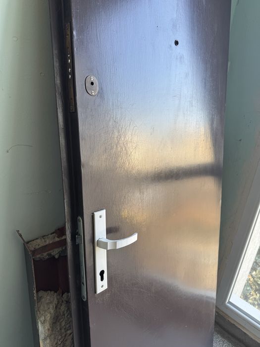 Метална входна врата