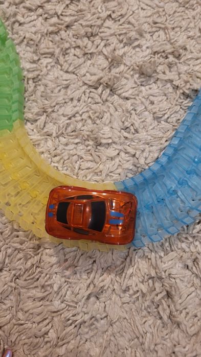 Pista flexibila cu masinuta luminoasa