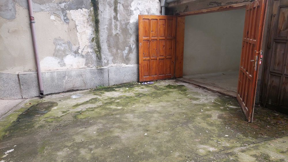 продавам гараж център варна