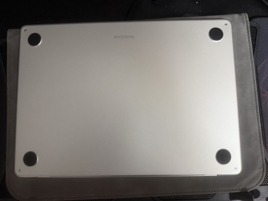 Продам macbook air m2. В хорошем состоянии.