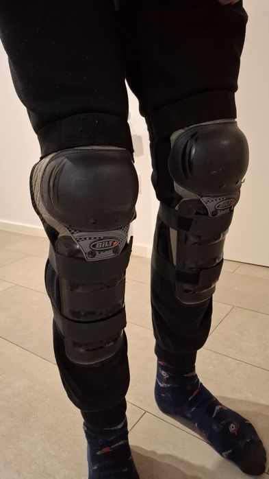 Genunchiere de protecție moto