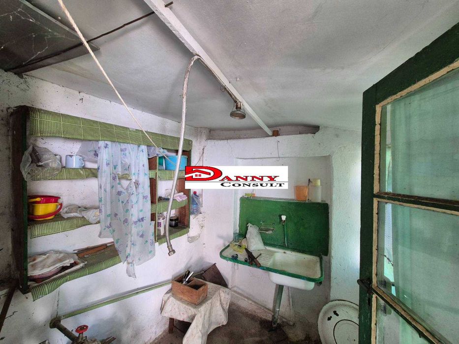 Къща на две нива с двор и кладенец в гр. Сухиндол