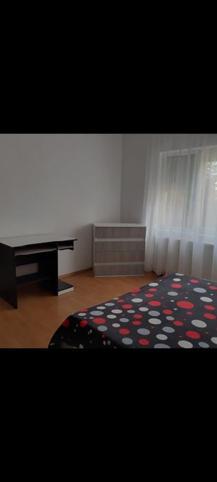 Proprietar .închiriez apartament 3 camere+garaj zona Piața Spitalului