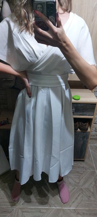 Белое платье ниже колен