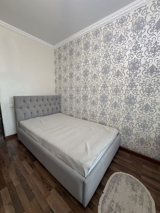 Продам кровать серового цветы