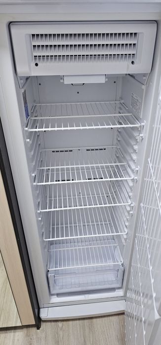 Продам вертикальный морозильник Indesit