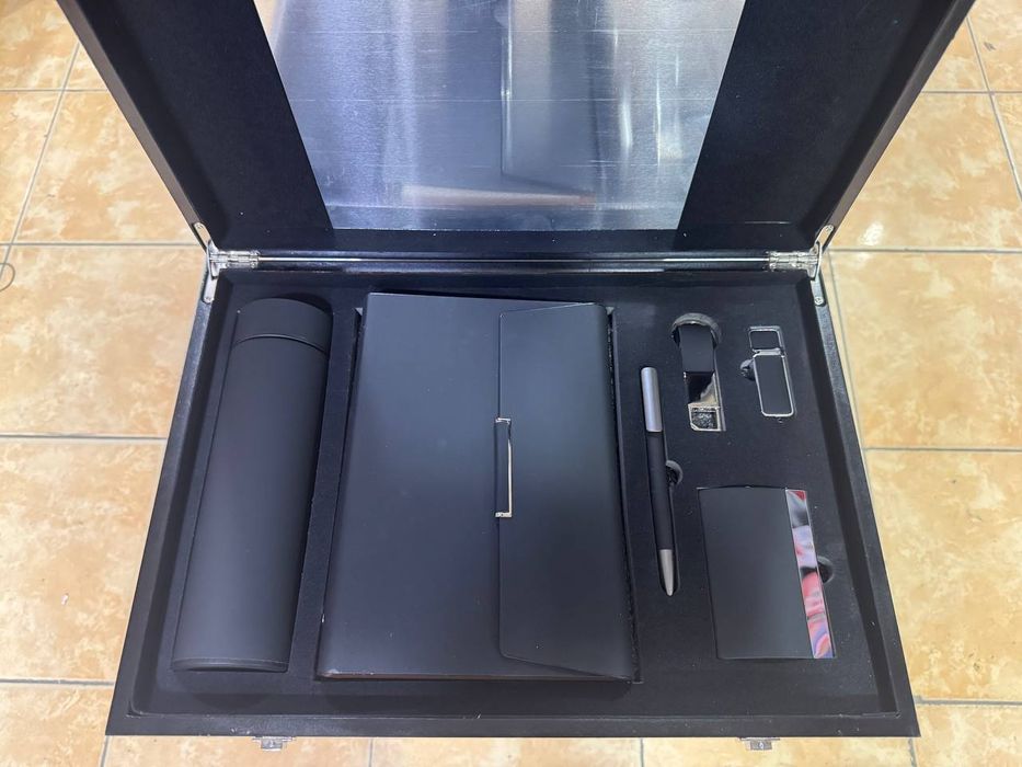 Подарочный бизнес-набор в кейсе