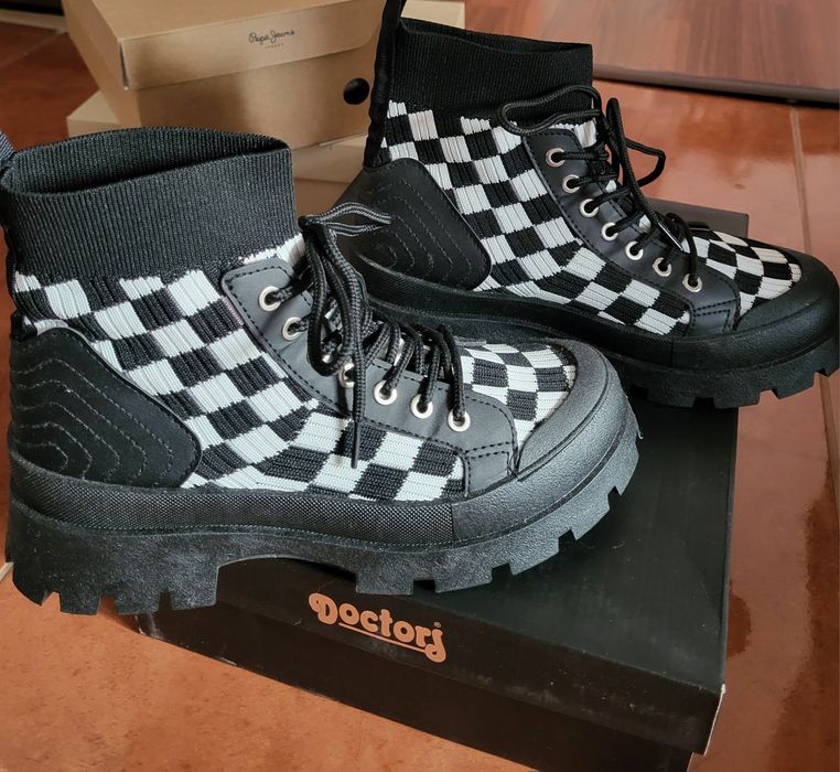 Vând botine material textil