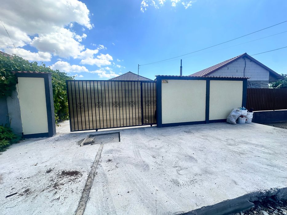 Casă renovată, 2 corpuri, teren 965 mp – Corbu