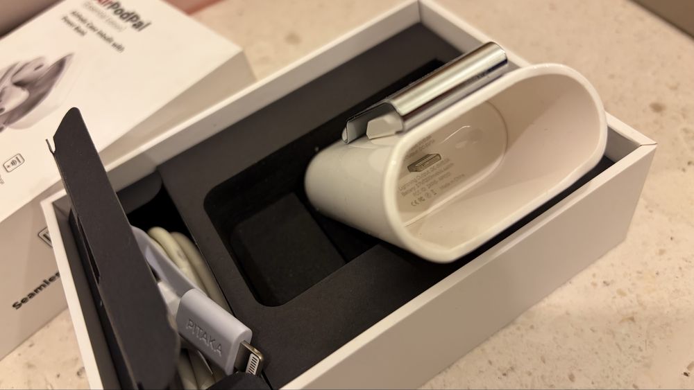 Baterie externa Pitaka pt airpods si telefoane.