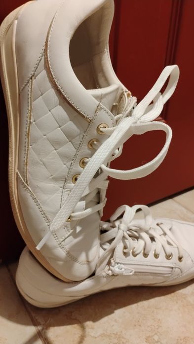 Нови дамски спортни обувки