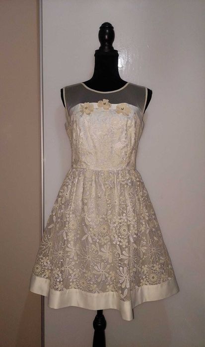 Rochie superba in clos cu broderie argintie si ivory aplicatii florale