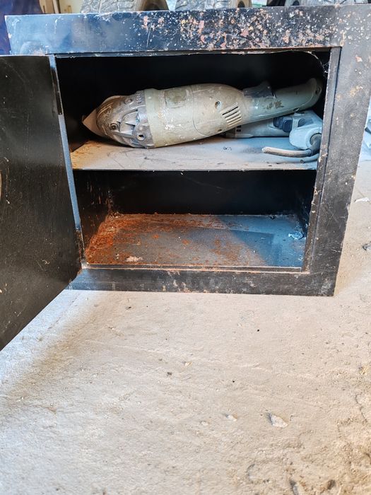 Продам сейф металлический.