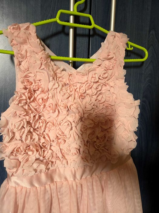 Rochie elegantă pentru o fată