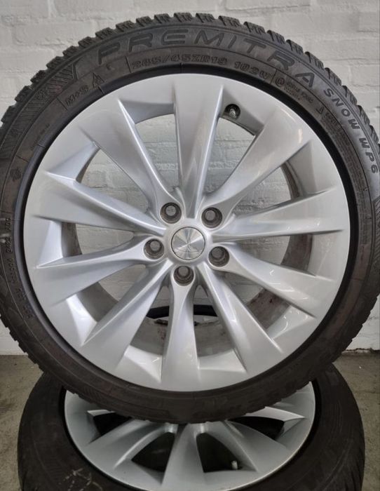 Tesla model s джанти 19 със зимни гуми