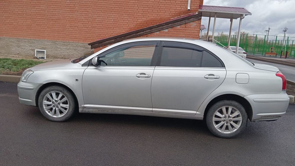 Продам машина тайота Авенсис