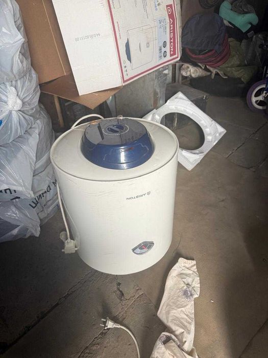 Продам б/у водонагреватель Ariston