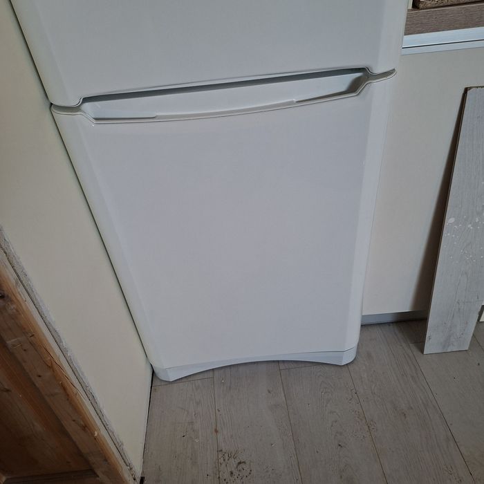 Продавам хладилник с фризер