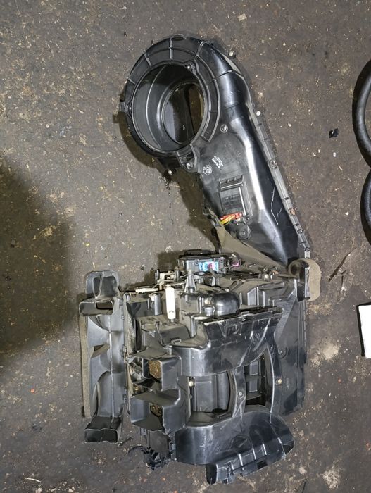 Корпус отопителя на Ауди А6С5