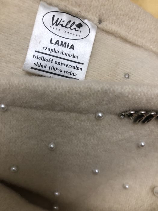 Оригинальная шапочка женская