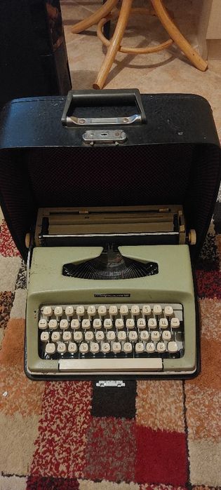 Продавам антична пишуща машина.