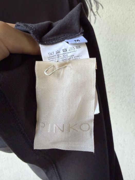 Tricou Pinko cu pene pe umeri