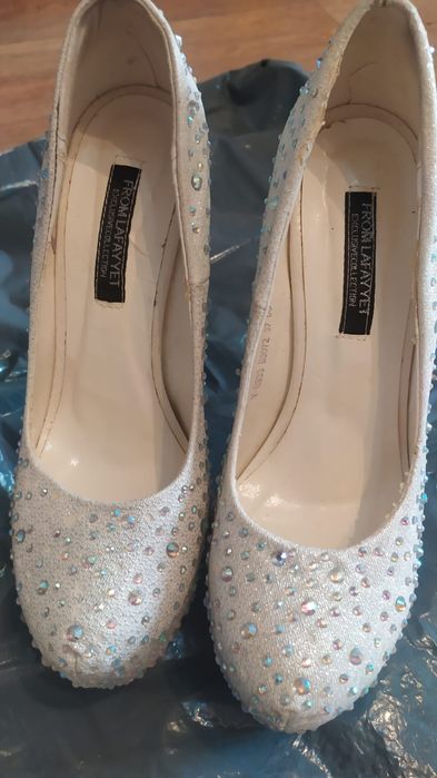 Продам туфли, белые со стразами