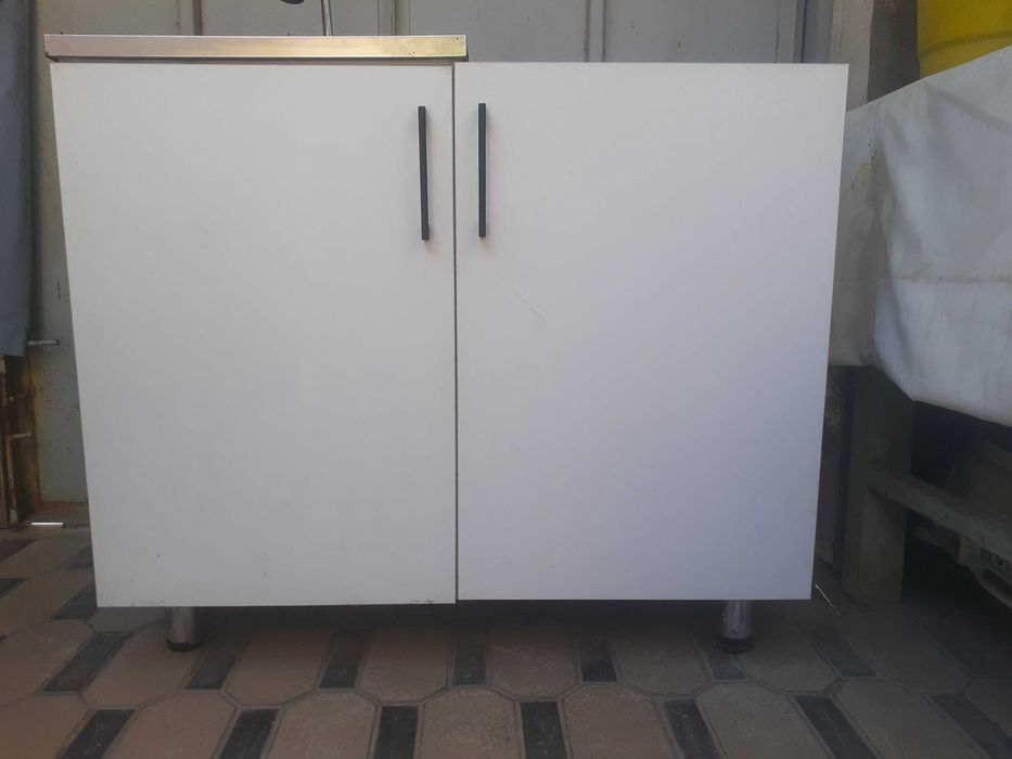 Oshxona mebel rakvinasi bilan sotiladi