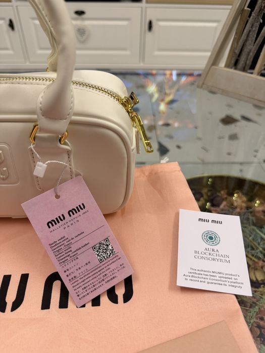 Geanta Miu Miu alba cu scris auriu