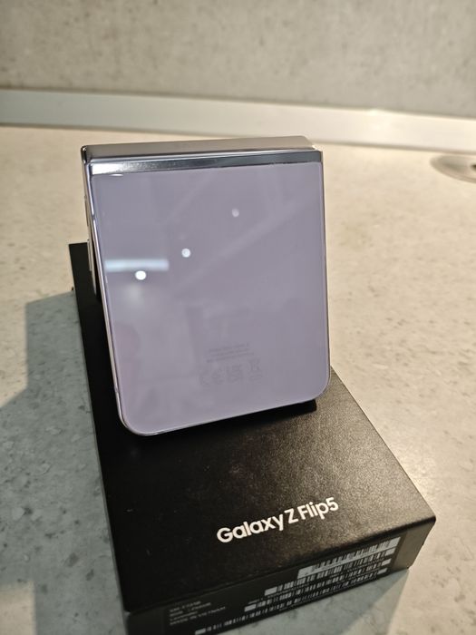 Продавам Samsung galaxy z flip 5
