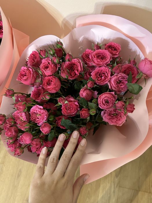 Розовые кустовые розы свежие вкусно пахнут