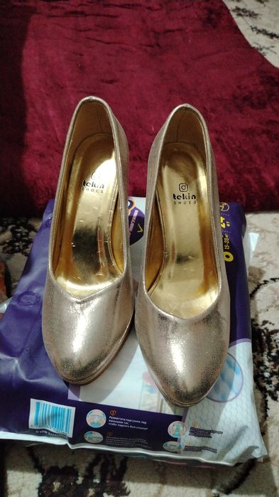 Kablok 37-39 razmer turetiskiy narxi 80000 somdan 1 marta kiyilgan