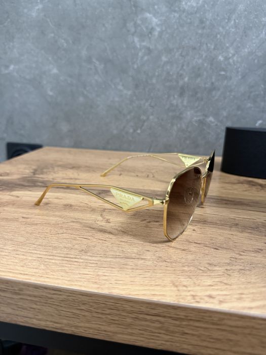 Солнцезащитные очки Prada