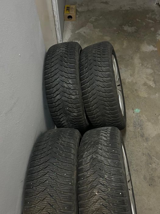 Roti de iarna GoodYear 205/55/16 otel cu capace originale VW