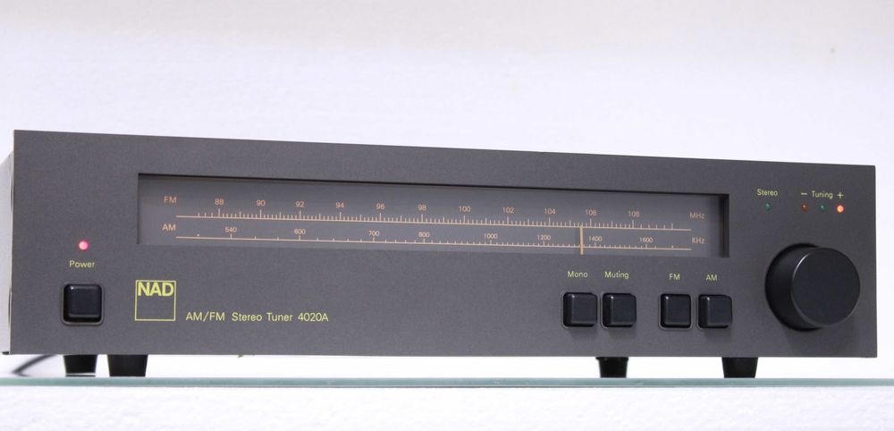 Tuner NAD 4020A.
