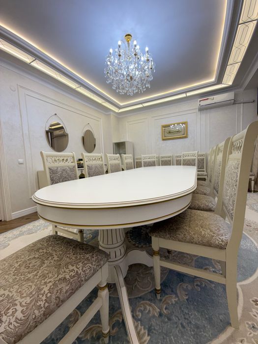 Стол и стулья в гостинную