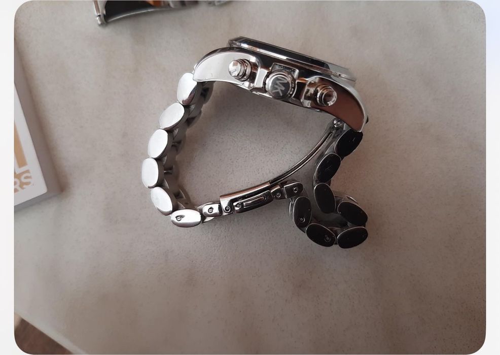 Два броя часовници Michael Kors