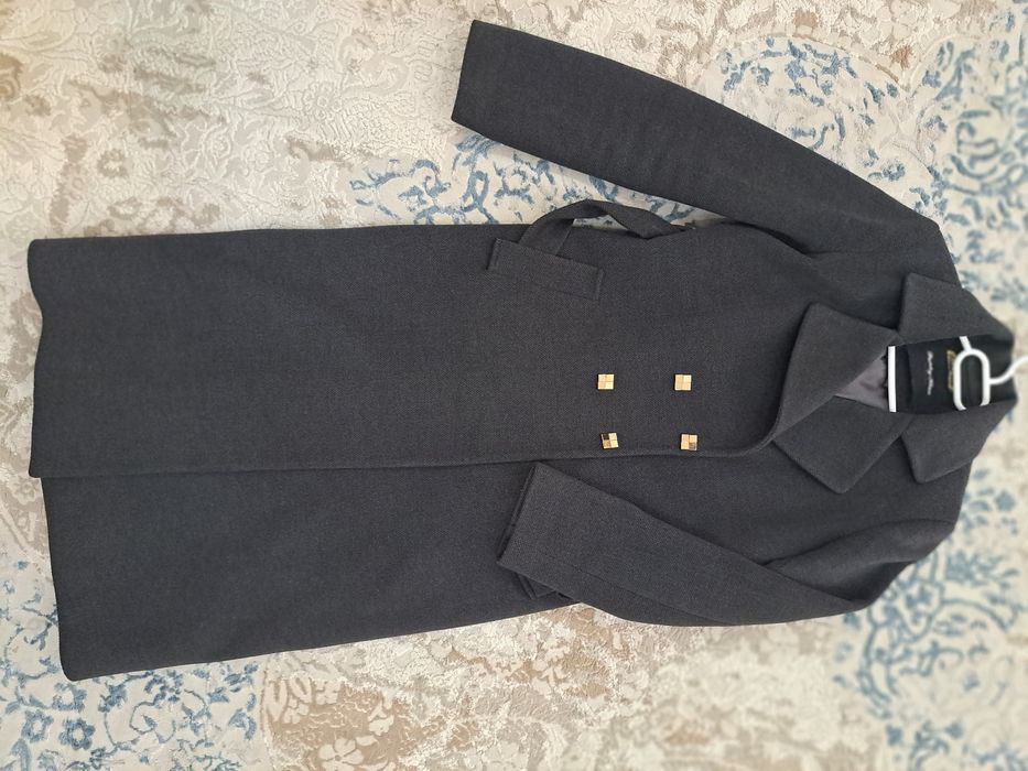 Красивое женское пальто.