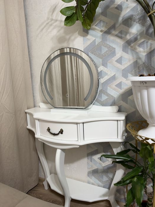Продается туалетный столик с зеркалом подсвечником