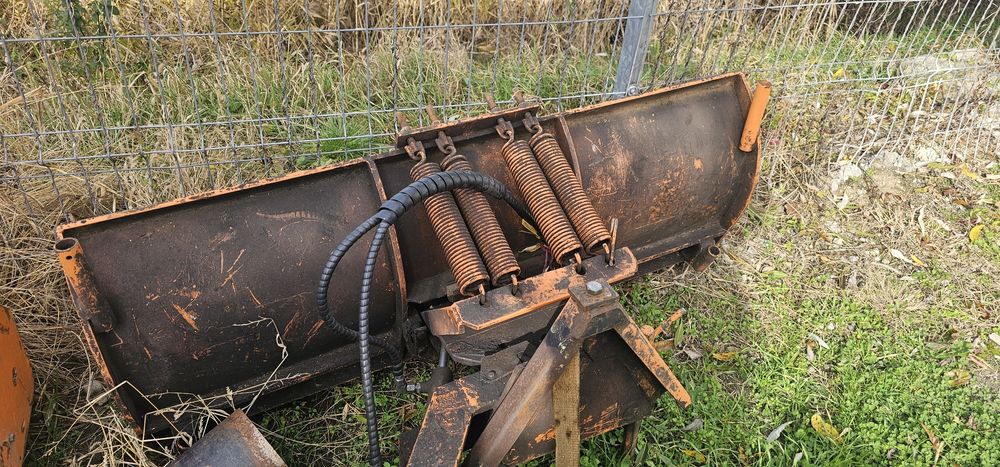 Tractoras kubota cu cositoare perie de maturat si lama de zapada