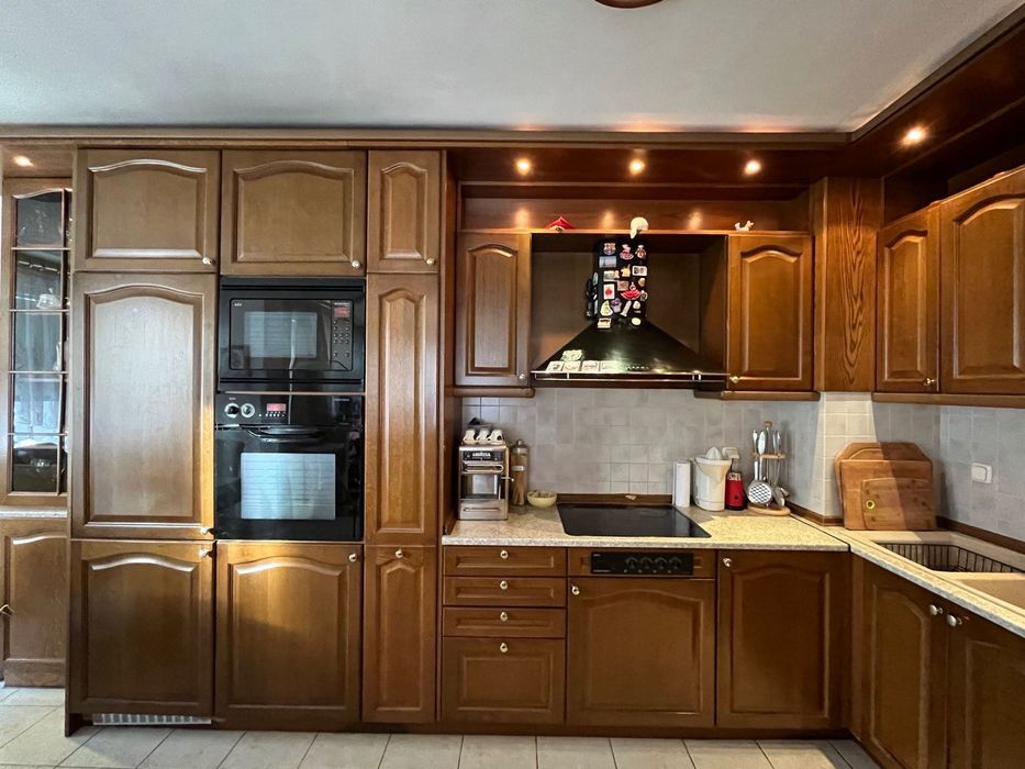 Гръцка кухня( 5,4 м.) с бар (1,8 м.) с  врати от масивна дъбова рамка