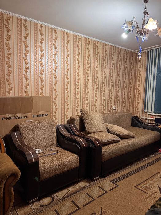 Продам диван с двумя креслами