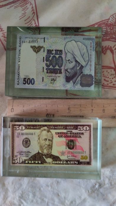Сувенир купюра в стекле
